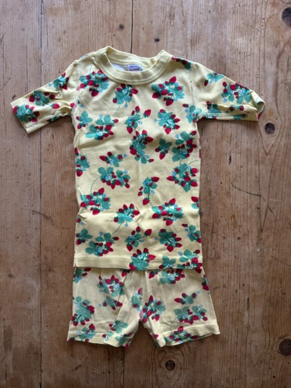 Hanna Andersson Girls Yellow with Berries Pajama Set Size 6/7